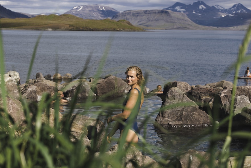Le bain naturel de Hvammsvik est une excellente source thermale géothermique en Islande.
