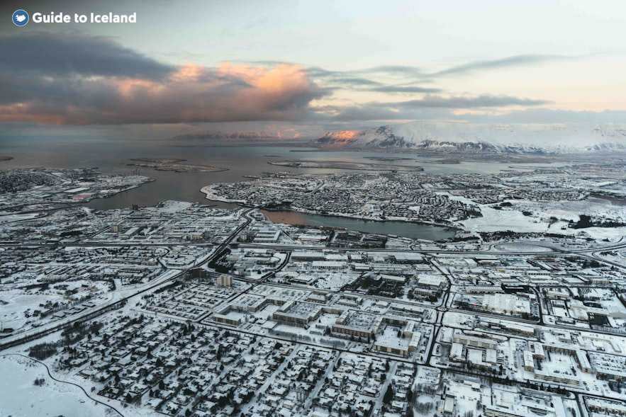 Talvinen ilmakuva Reykjavikista.