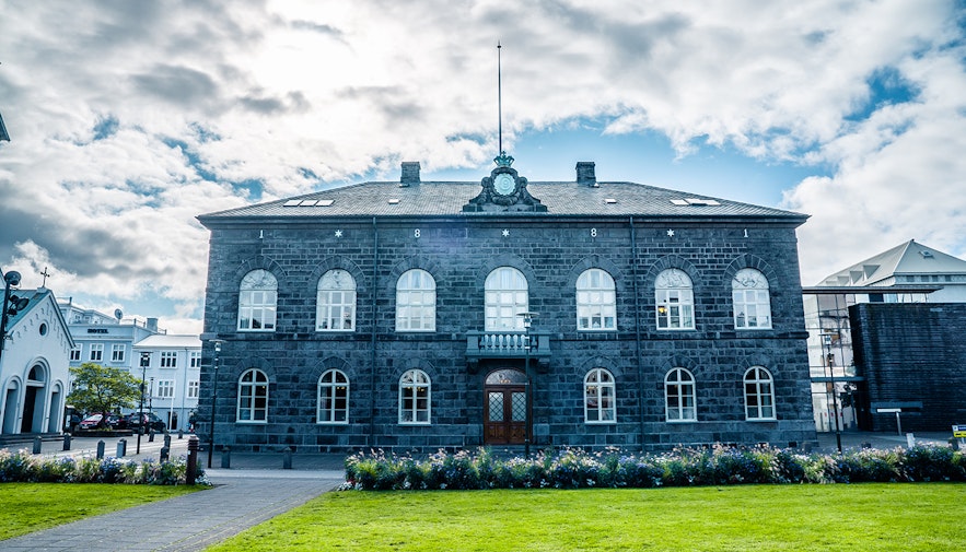 อาคารรัฐสภาAlþingishúsið บนจัตุรัส Austurvollur ในใจกลางเมืองเรคยาวิก