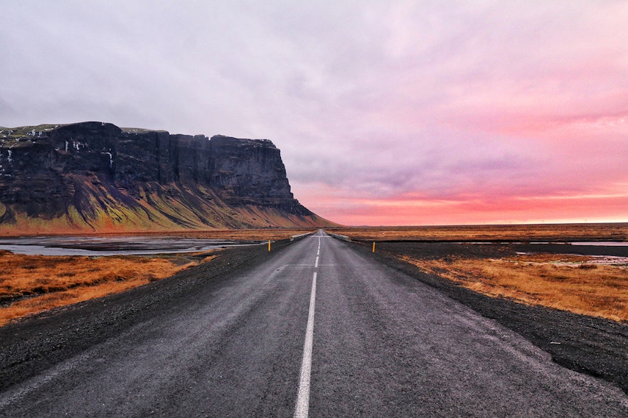 ถนนวงแหวนในไอซ์แลนด์ใกล้กับภูเขา Lomagnupur