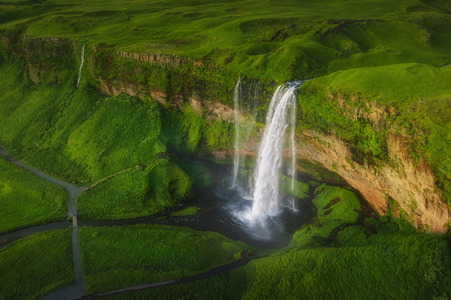 Wodospad Seljalandsfoss w południowej Islandii latem.