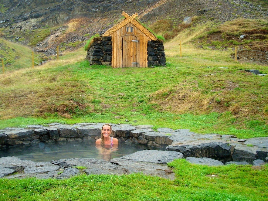 Avslapping i en historisk varm kilde, Gudrunarlaug, Island