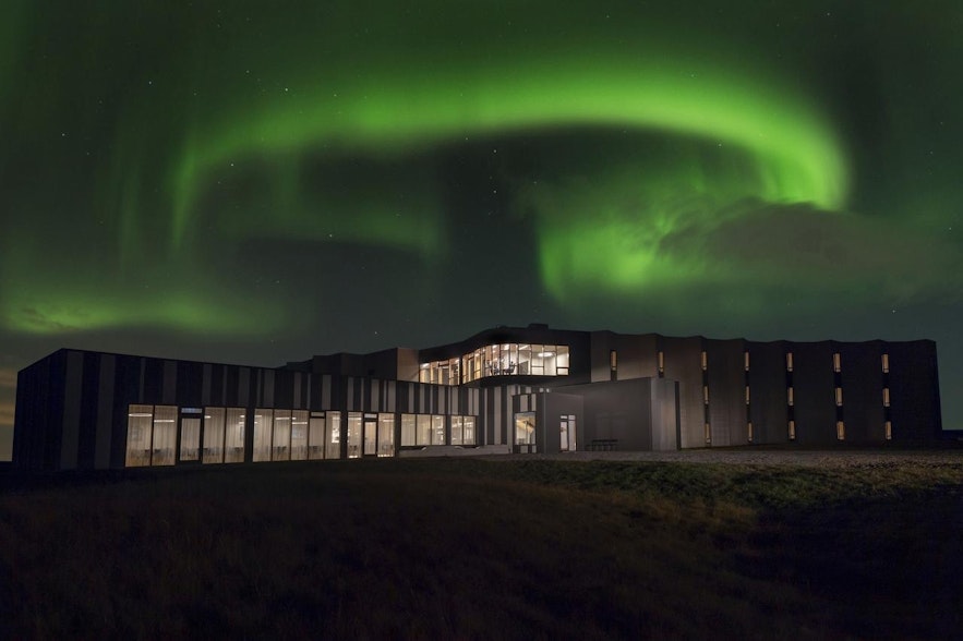 Landhotel sormontato dall'aurora boreale.