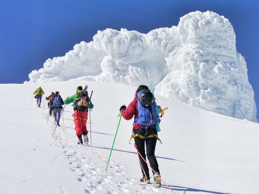 Ludzie wędrujący po lodowcu Snaefellsjokull.