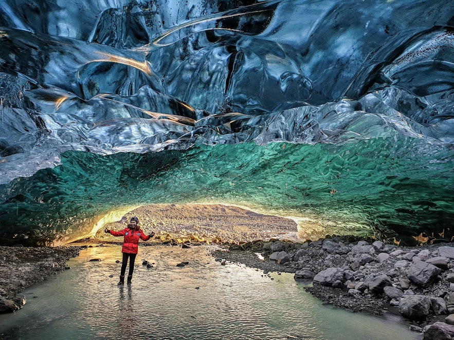 Podróżnik zwiedzający lodowiec Vatnajokull.