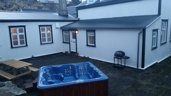 The shared outdoor hot tub at Englendingavik homestay in Borgarnes.