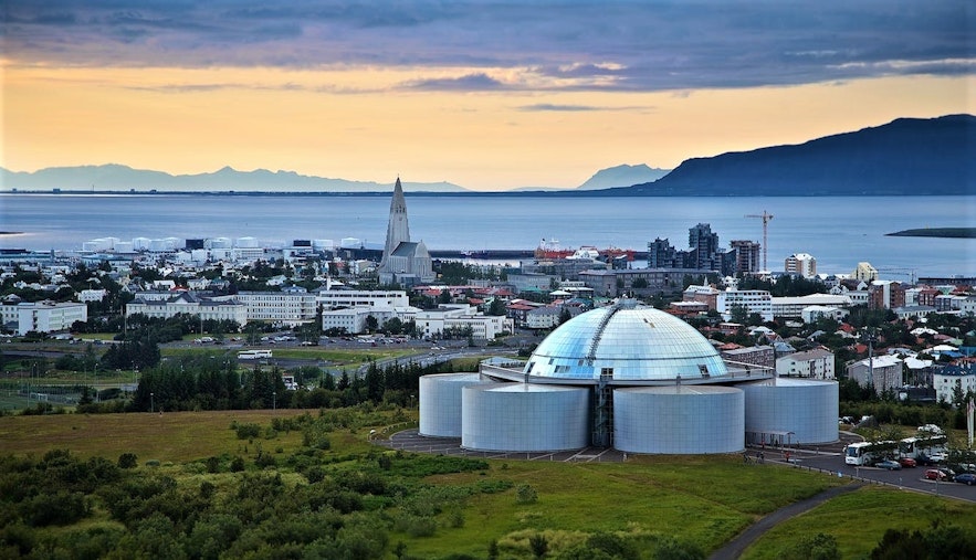 Widok na panoramę Reykjaviku.
