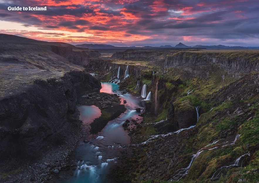 Mitternachtssonne über Sigöldugljúfur im isländischen Hochland