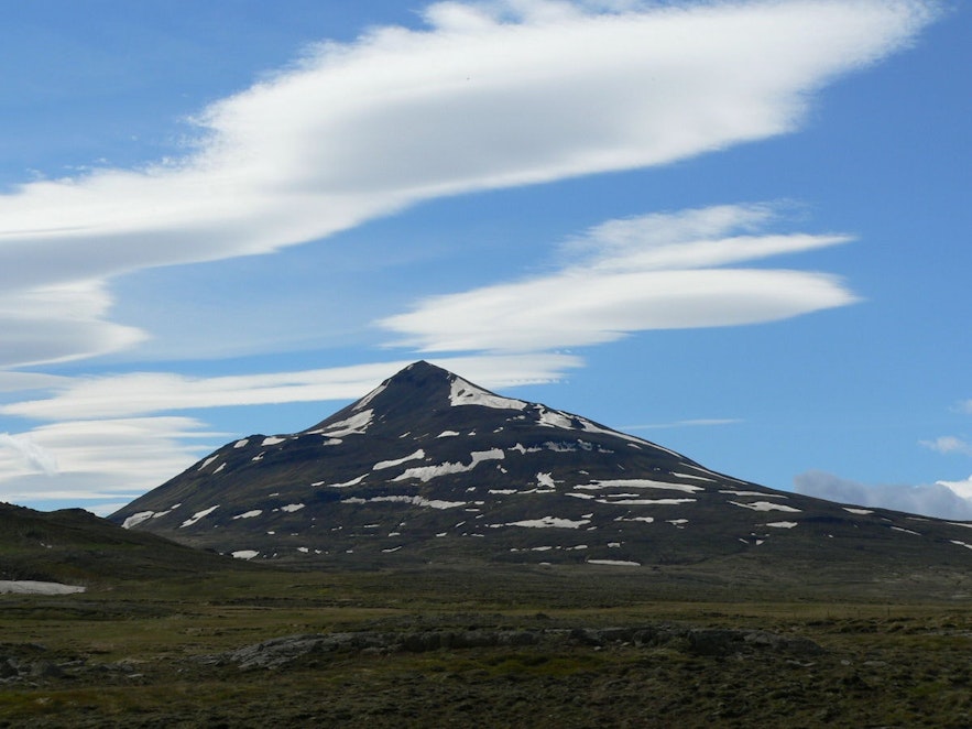 아이슬란드 아퀴레이리 남서부에 위치한 유문암 산 수뤼르