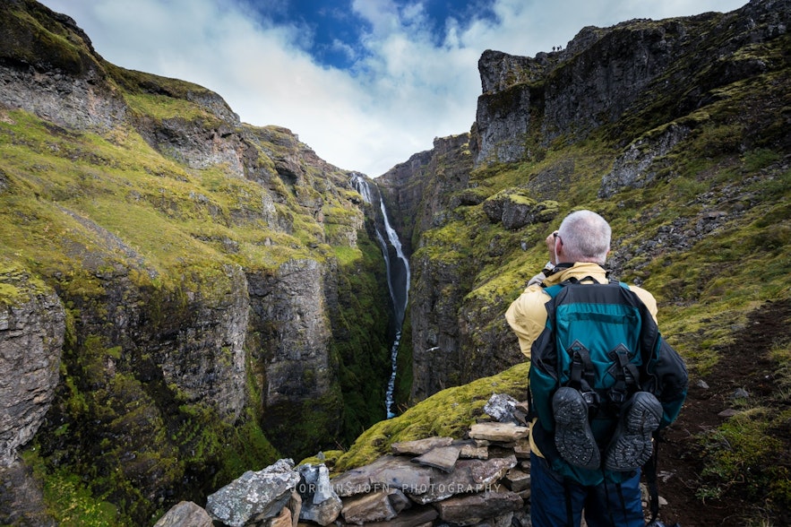 Der üppige Glymur-Wasserfall in Island