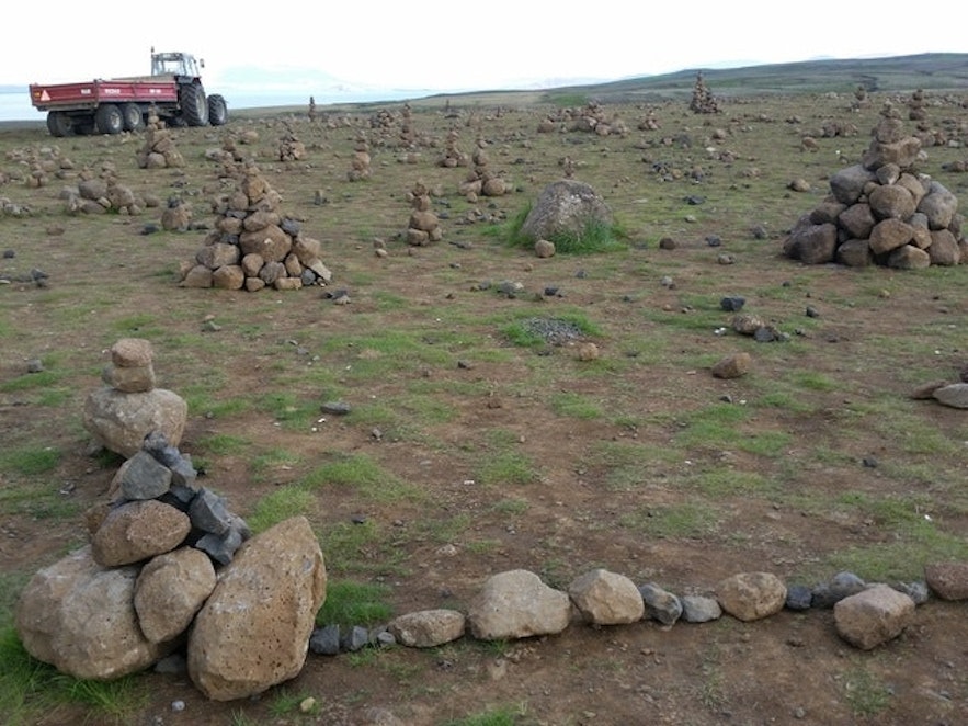 Von Touristen in Island gebaute Steinhaufen