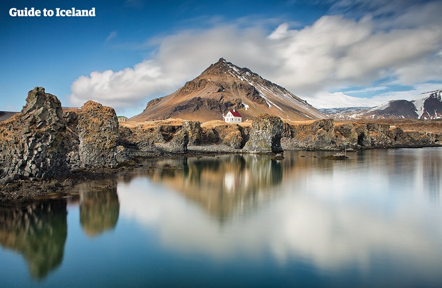Береговая линия у деревушки Арнарстапи на полуострове Снайфедльснес в Исландии поражает своей геологией