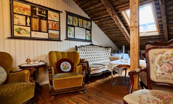 A quaint common space with vintage chairs at Englendingavik homestay in Borgarnes.