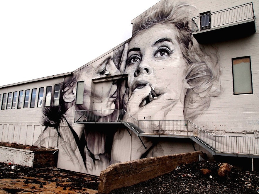 Поиск и просмотр граффити и стрит-арта – одно из лучших бесплатных развлечений в Рейкьявике (Исландия).