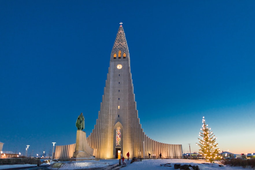 Zwiedzanie kościoła Hallgrimskirkja to jedna z tanich rzeczy do zrobienia w Reykjaviku na Islandii.