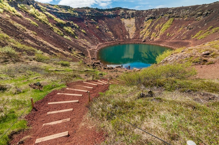 Kerid-krateret er ofte besøkt av turgrupper som reiser langs Den Gylne Sirkel, og det er lett å forstå hvorfor