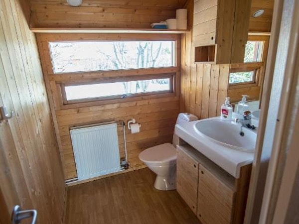 A bathroom in one of the cottages at Gladheimar with a sink and toilet.