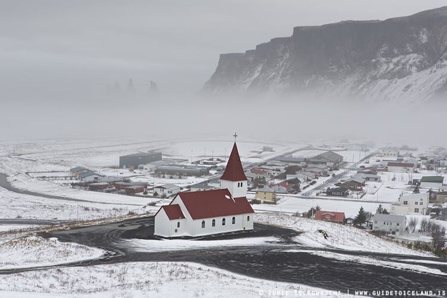 Vinterlandskap i landsbyen Vik på Sør-Island