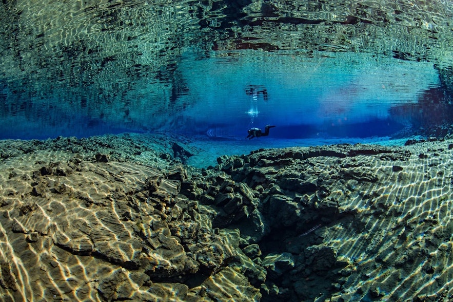 El snorkel y el buceo en Islandia en agosto