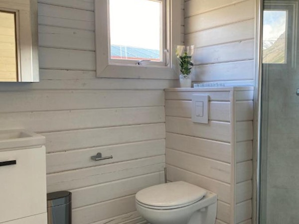 Each cabin at Dalasetur near Hofsos has a private bathroom with a toilet and a walk-in shower.