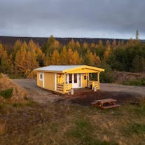 Kalda Lyngholt oferuje urocze domki z jedną sypialnią otoczone naturą w pobliżu rzeki Lagarfljot.