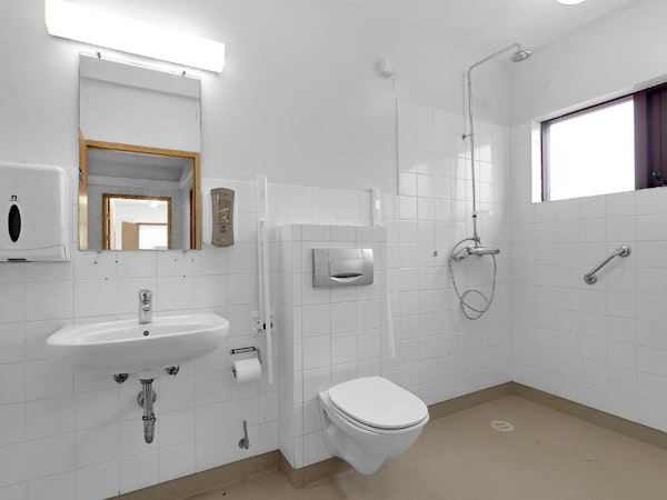 A shared bathroom in Vidines Guesthouse.