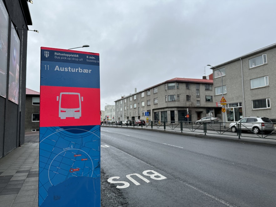 Austurbaer 11号巴士站位于Austurbaer活动中心旁，靠近Hlemmur广场。