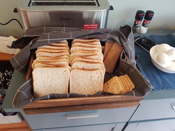 A basket with bread and crackers at Guesthouse Mikael’s buffet breakfast.