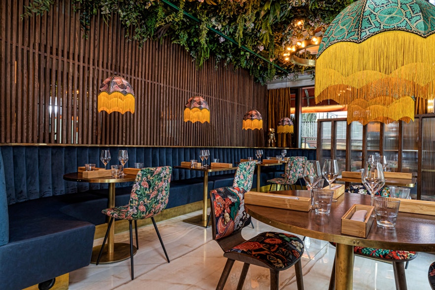 Monkeys餐厅位于雷克雅未克，提供灵感来自日本和秘鲁美食的美味佳肴