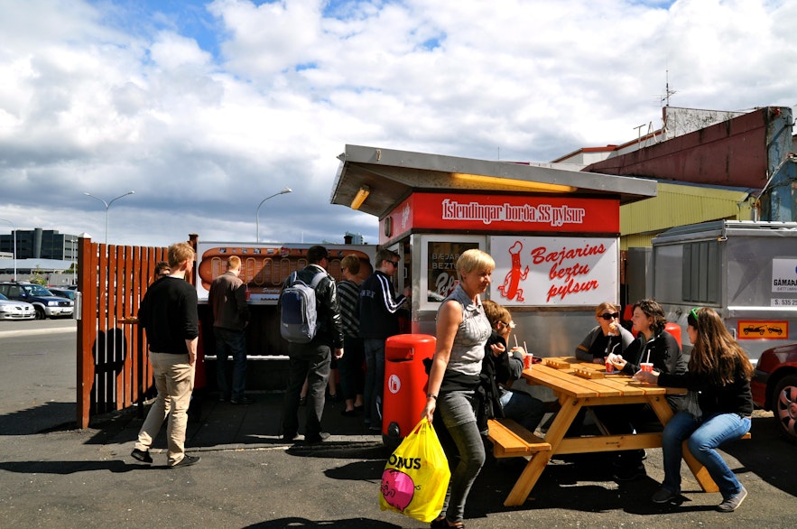 游客们每年都来购买冰岛热狗