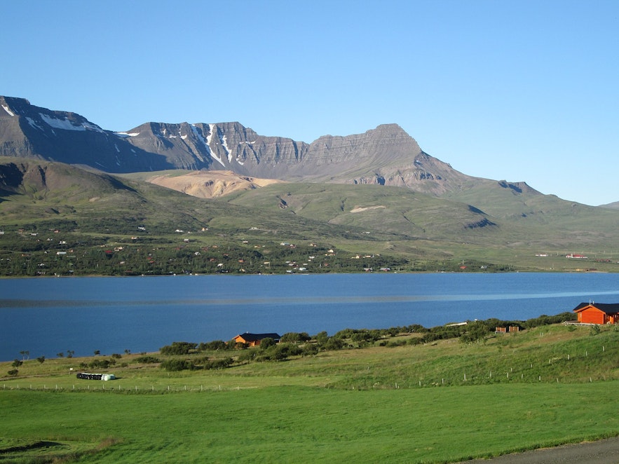 Skessuhorn mountain lies on a small peninsula between the stunning Borgarfjordur and Hvalfjordur fjords.