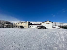 Hotel Studlagil w otoczeniu ośnieżonych krajobrazów zimą na Islandii.
