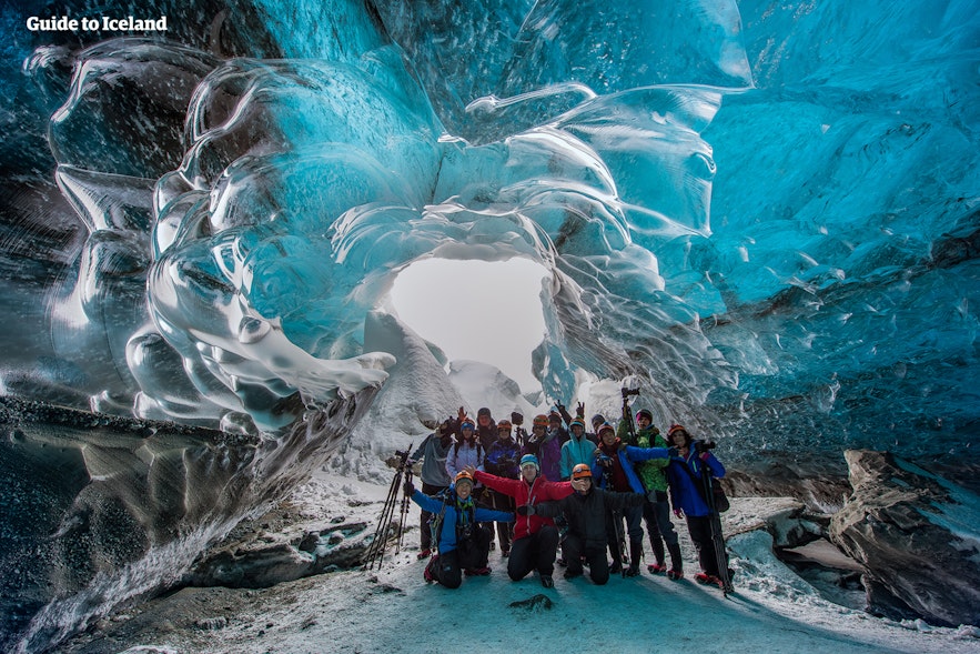 3月のアイスランドなら氷の洞窟ツアーに参加できる