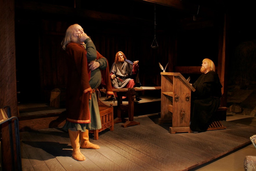 Eine Szene aus der Ausstellung des Saga-Museums, die historische Figuren zeigt