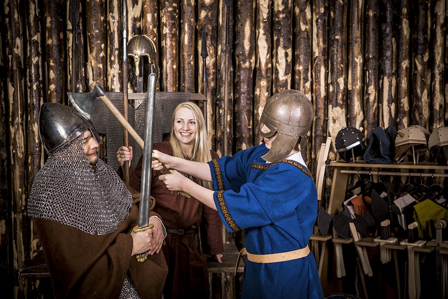 Personnes portant des costumes vikings au musée de Saga