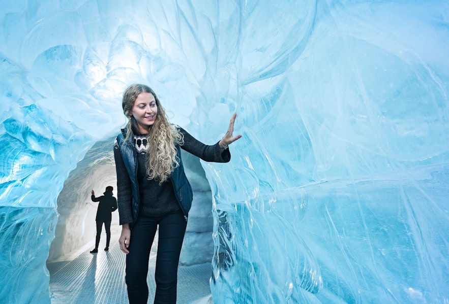 Personnes explorant la grotte de glace au musée Perlan