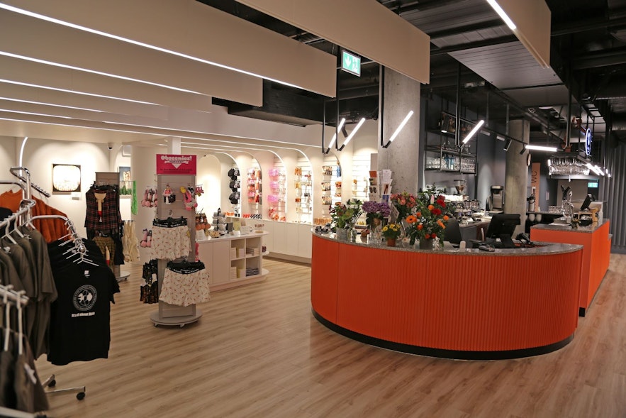 La reception e il negozio di souvenir del Museo fallologico in Islanda