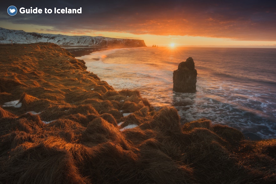 Reynisfjara on pitkä mustahiekkainen ranta Islannissa.