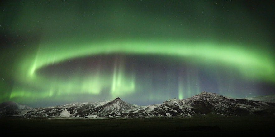 La aurora boreal sobre las montañas en Islandia