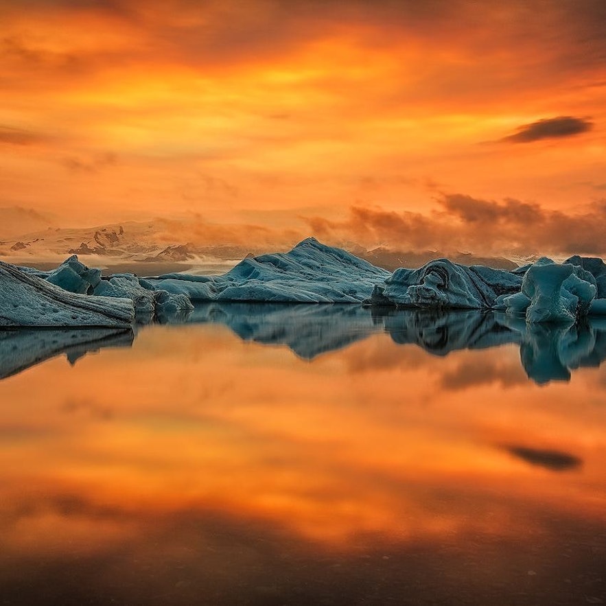 冰岛在午夜阳光的照耀下熠熠生辉