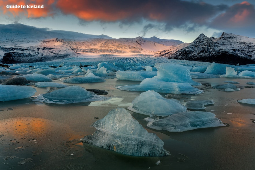 น้ำแข็งสีฟ้าลอยอยู่ในทะเลสาบธารน้ำแข็ง Fjallsarlon