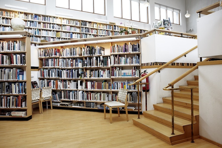 雷克雅未克北欧之屋的图书馆。
