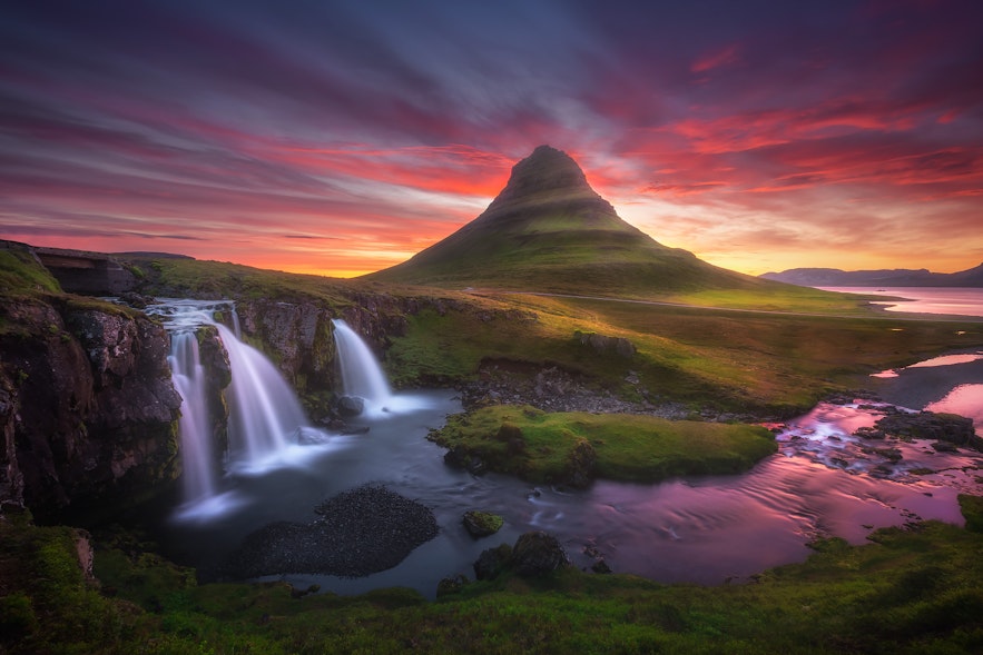 冰岛的春天为摄影提供了绝佳的机会。图为斯奈山半岛上的标志性山峰教会山（草帽山）。