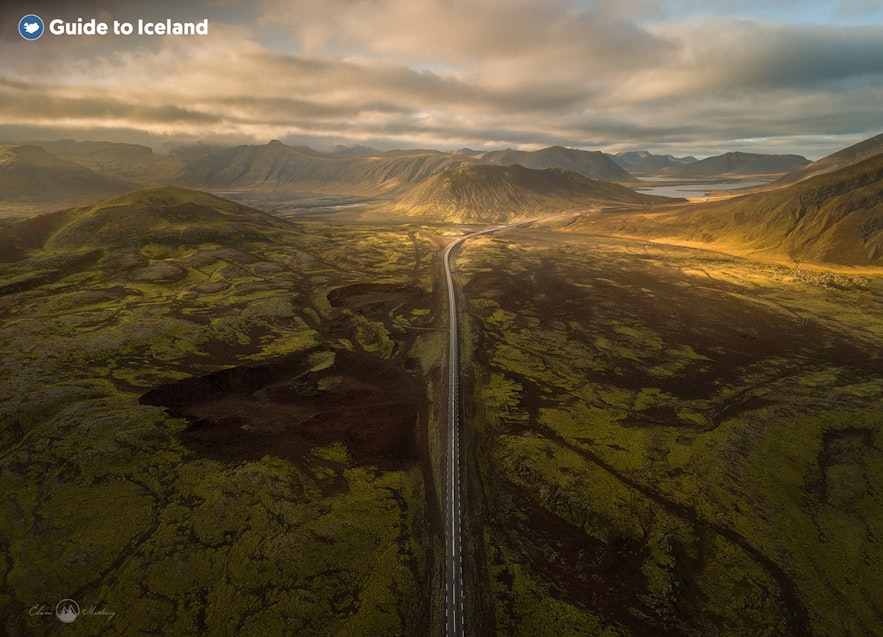 Autofahren in Island im Frühling ist eine tolle Art, sich fortzubewegen