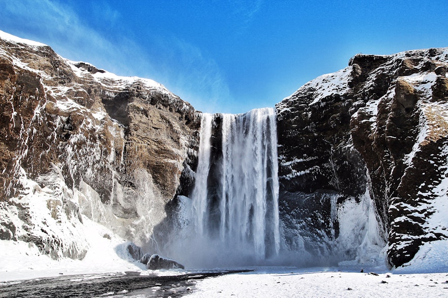 아이슬란드 남부의 스코가포스 폭포는 겨울에 한층 더 웅장하게 보입니다.
