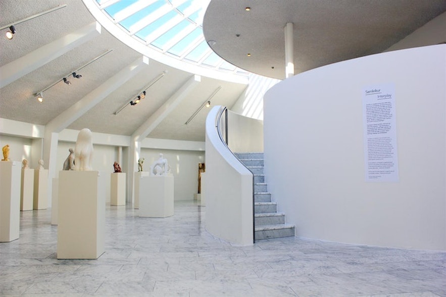 Ásmundarsafn雕塑艺术馆的内部，正在举办展览。