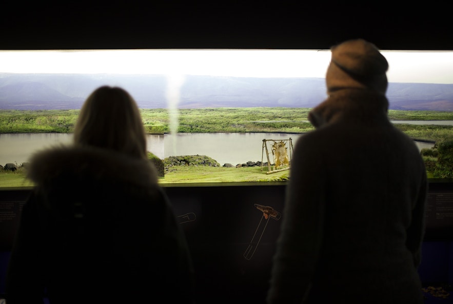 Der umgebende Bildschirm in der Siedlungsausstellung in Reykjavik zeigt die Natur, wie sie zur Zeit der Besiedlung ausgesehen hätte.