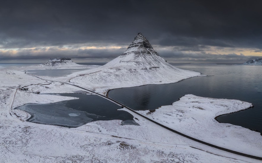 드라마 왕좌의 게임에서 화살촉 모양을 한 산으로 등장했던 키르큐펠 산의 겨울 풍경. 아이슬란드 스나이펠스네스 반도에 위치해 있습니다.