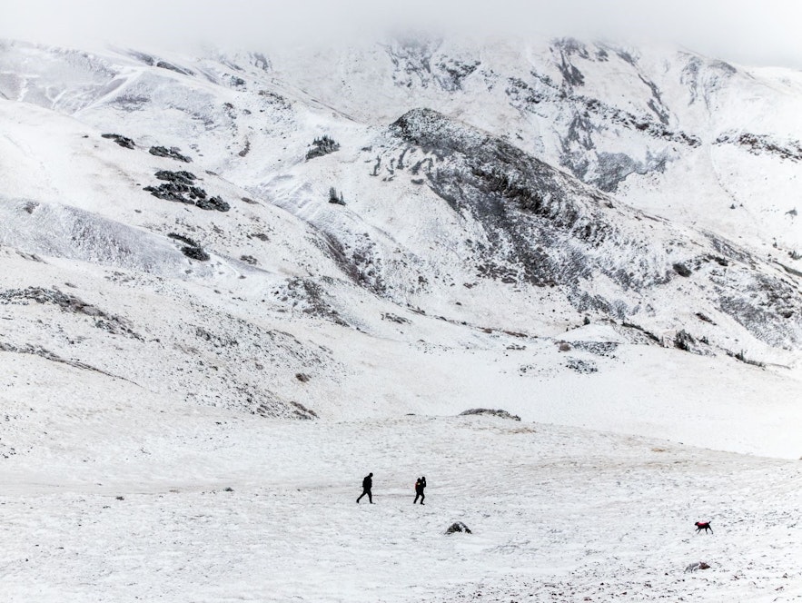 아이슬란드 겨울철 눈덮인 산에서 즐기는 하이킹