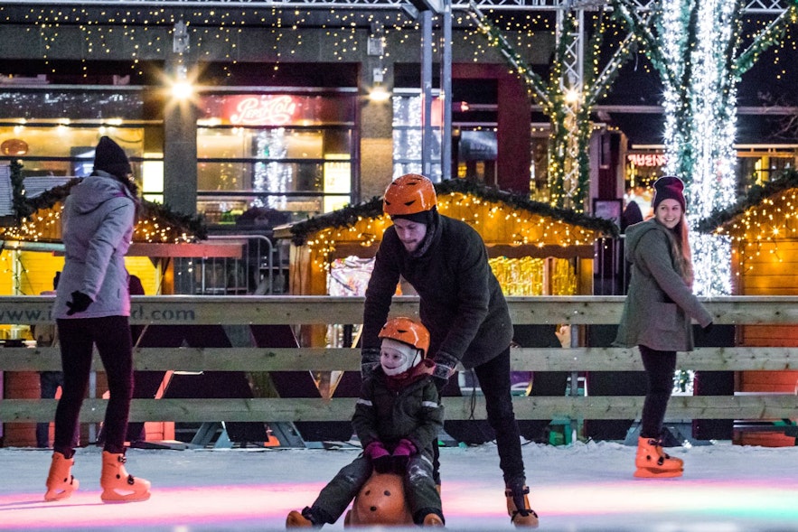 겨울철 레이캬비크 잉골프스토르그의 크리스마스 스케이트장에서 스케이트를 즐기는 사람들